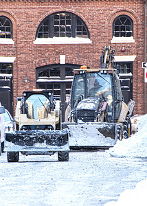 除雪机清除笔架山地区街道上的降雪