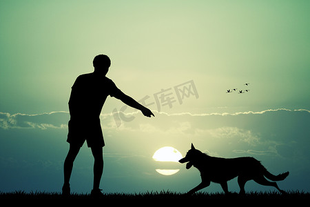 日落时的人和狗