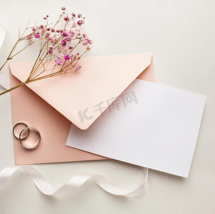 粉红色花朵信封保存日期婚礼概念。