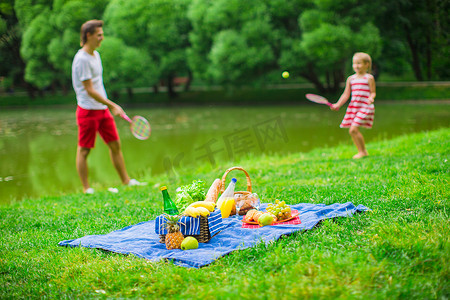 小游戏冲鸭摄影照片_幸福的家庭在公园野餐