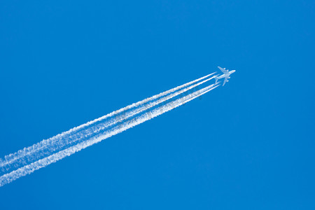 飞机在蓝蓝的天空
