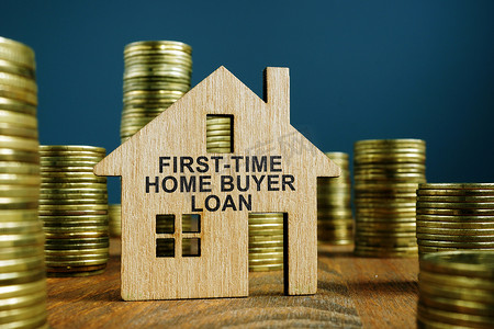 首次购房者贷款在房屋模型上签名。