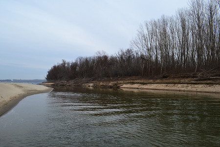 空闲时间摄影照片_在寒冷的季节在多瑙河畔享受您的空闲时间 3