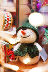 圣诞节和新年背景与手工制作的玩具-针织雪人与红铃。