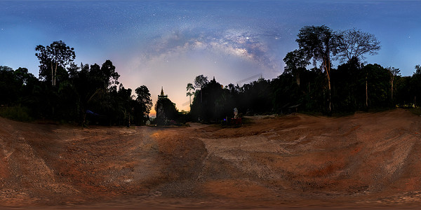 全景VR360，暮色中树影上方的银河日出前，山顶宝塔