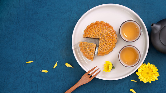 中秋节蓝色背景的简约布局月饼，创意食品设计理念，顶视图，平躺，复制空间。