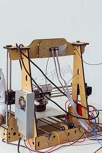 学校实验室工作期间的电子打印机、3D 打印机、3D 打印。