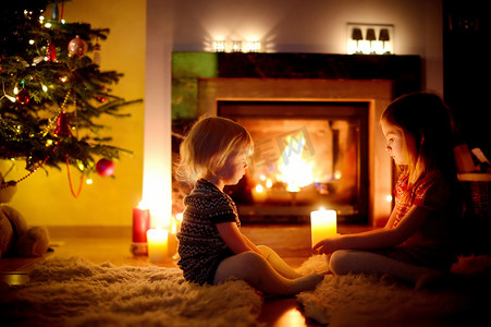 圣诞节壁炉旁快乐的姐妹