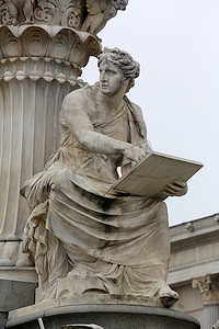 雅典人摄影照片_奥地利维也纳奥地利议会大厦前的雅典娜喷泉 (Pallas-Athene-Brun nen)