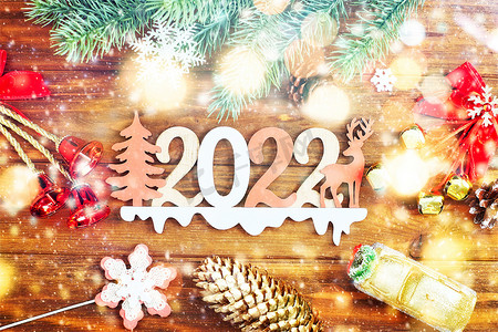 文字框新年摄影照片_圣诞节或新年的木制背景，圣诞黑板框着季节装饰，文字空间，从上面看