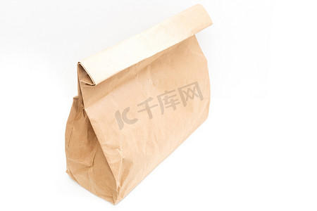 棕色透明空空白牛皮纸袋，用于在白色背景下隔离的外卖。