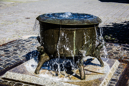 奥登塔尔村广场的女巫喷泉