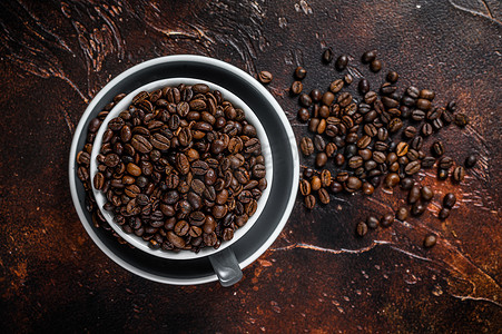 一杯深色烘焙咖啡豆。
