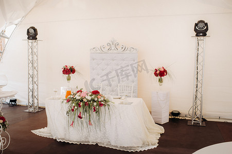 城堡摄影照片_婚礼餐桌装饰，城堡的桌子上放着鲜花，烛光晚餐的餐桌装饰。带蜡烛的晚餐