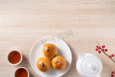 中中秋节摄影照片_中秋节假期的月饼蛋黄糕点。