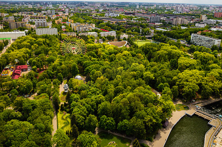 带摩天轮的明斯克公园的顶视图。鸟瞰明斯克市。白俄罗斯
