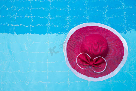 时尚空间漂浮摄影照片_粉色帽子