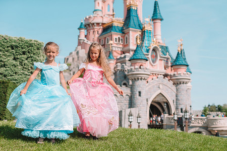 童话公园里穿着漂亮公主裙的可爱小女孩