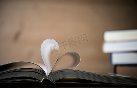 朗诵诗词摄影照片_形成心脏形状的书页。
