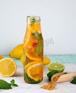 小柠檬水摄影照片_清凉饮料柠檬水，柠檬、蔓越莓、薄荷叶、l
