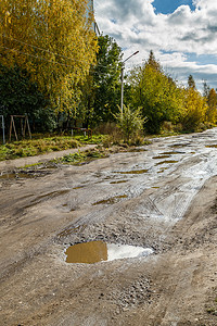 俄罗斯省级城市的道路状况恶劣，坑洼和泥土