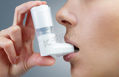 药剂摄影照片_哮喘发作期间的治疗