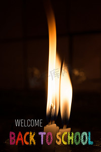 创意瓢虫摄影照片_燃烧的蜡烛在黑暗中发光