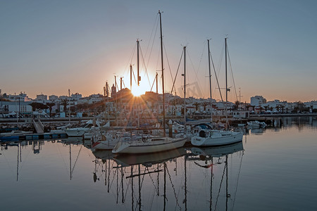 亚特兰蒂斯摄影照片_日落时分葡萄牙阿尔加维拉各斯的港口