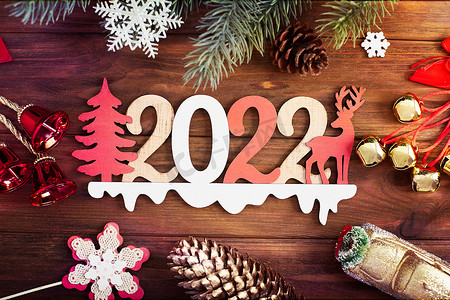 文字框背景摄影照片_圣诞节或新年的木制背景，圣诞黑板框着季节装饰，文字空间，从上面看