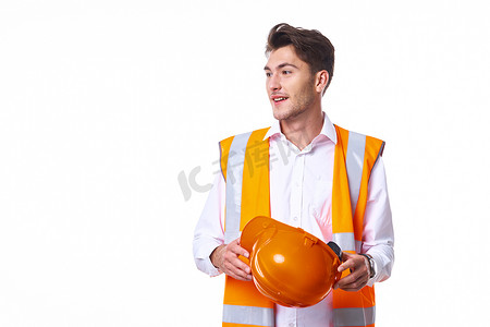 穿橙色背心的工程师摆出工作专业的姿势