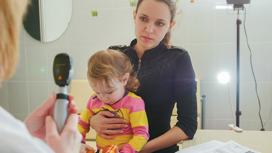眼科 — 医生向女孩的母亲提供有关小女孩视力的咨询 — 儿童保健