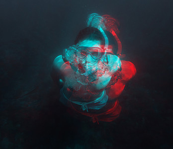浮雕效果摄影照片_人在水下游泳的浮雕效果。
