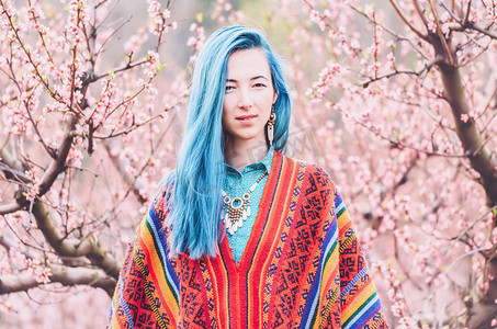 蓝花棘豆摄影照片_走在春天的波西米亚风格女人。