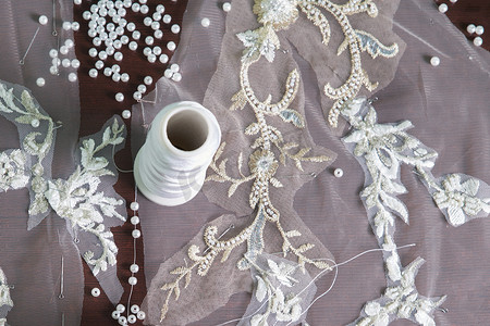 裁缝工作室或 atelier hop 中的白色珠子和蕾丝