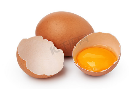 棕色生鸡蛋和一个破碎的孤立在白色背景