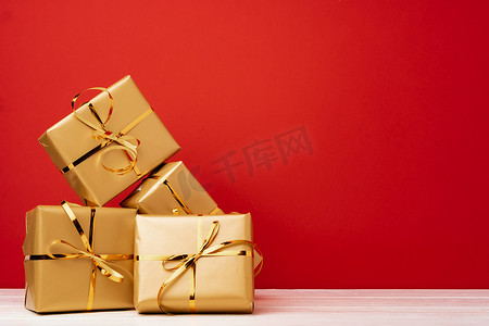 反对红色背景正面图的圣诞节礼物盒