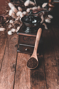 咖啡研磨机、咖啡粉和粗麻布装饰的咖啡豆