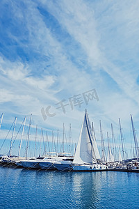 地中海沿岸港口的游艇和小船、旅行和休闲