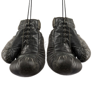 挂着一双非常旧的老式黑色皮革拳击手套
