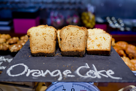 蛋糕的手绘摄影照片_黑板上的切片橙色面包和橙色蛋糕手绘