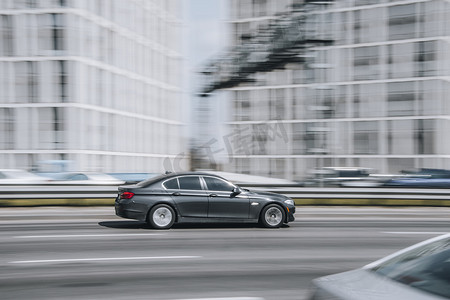 乌克兰，基辅 - 2021 年 4 月 29 日：灰色 BMW 5 系列汽车在街上行驶。