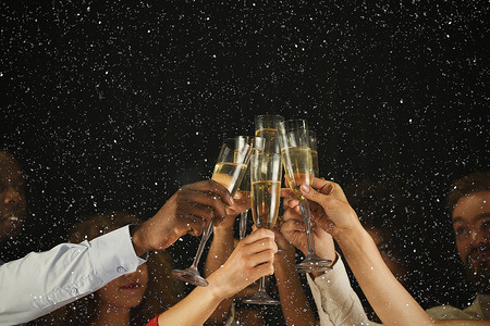 一群年轻人在夜总会用香槟庆祝新年