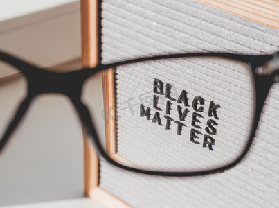 lives摄影照片_通过 Eyeglas 查看带有“Black Lives Matter”字样的信板