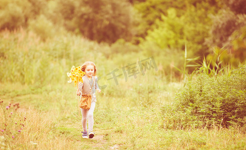 可爱的小女孩在夏天散步