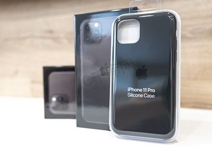 俄罗斯莫斯科 — 2019年9月24日：Apple Iphone 11 pro的硅胶黑色外壳