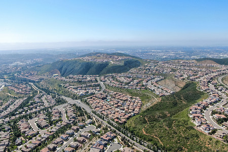 马科斯摄影照片_圣马科斯双峰公园周围上中产阶级社区的鸟瞰图