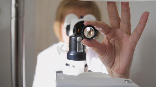 眼科诊断摄影照片_验光师-检查病人眼睛的眼科医生-医学概念