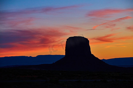 纪念碑谷日落日出时沙漠中大红色岩柱的轮廓
