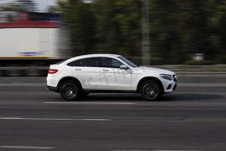乌克兰，基辅 — 2020年9月24日：白色BMW X6汽车在街上行驶