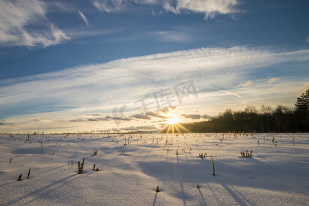 冬季田野上美丽的夕阳